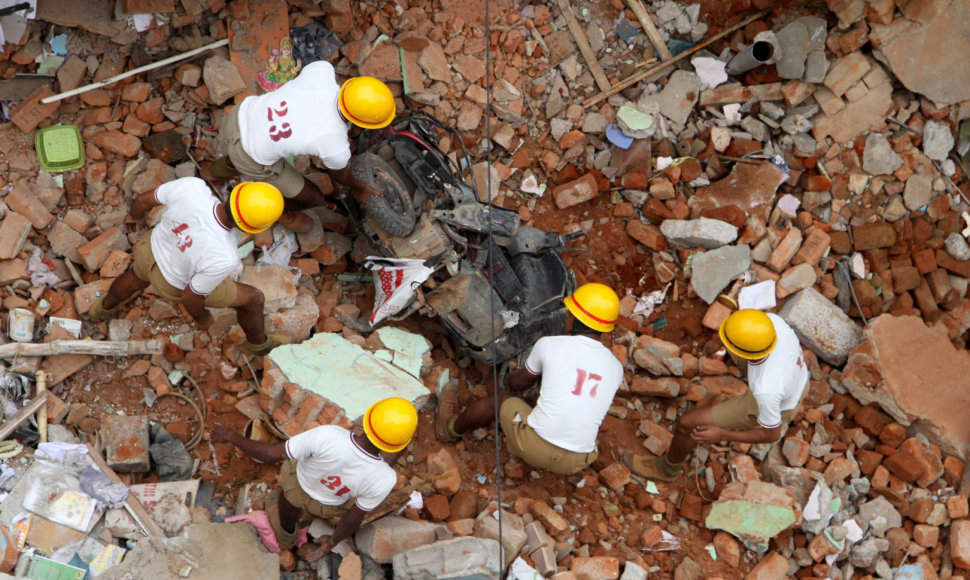 Indijoje sprogus pastatui žuvo mažiausiai šeši žmonės