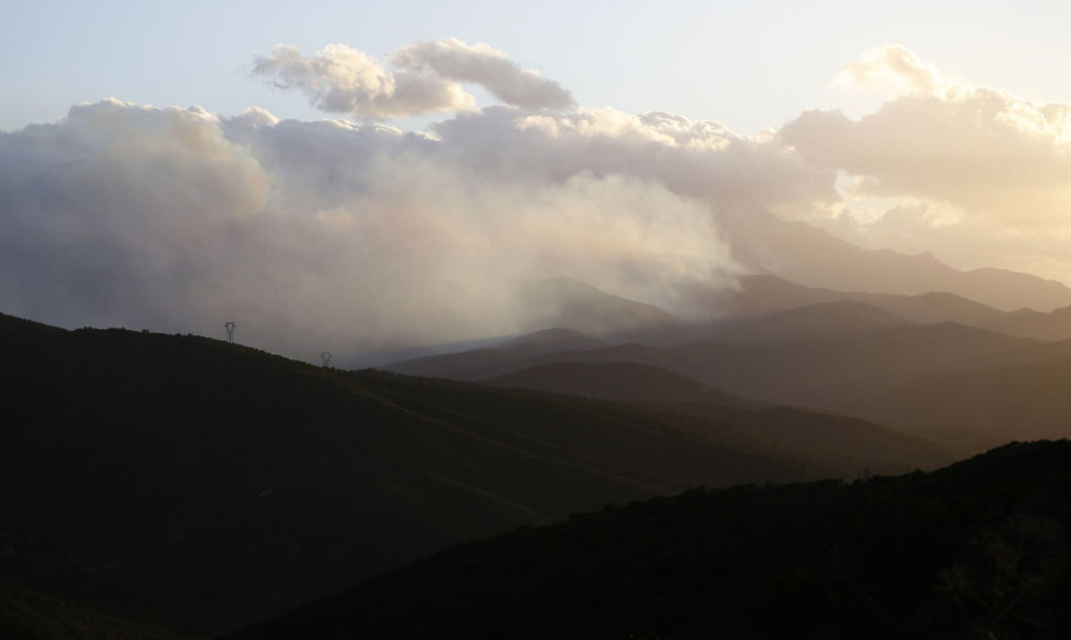 Gaisro sukelti dūmai Korsikos saloje