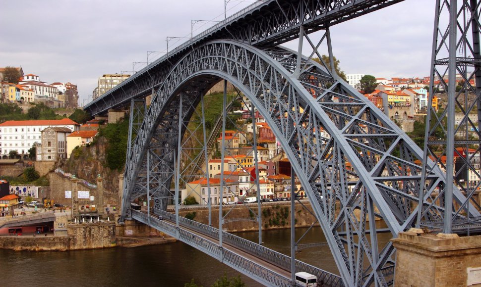 Vienas gražiausių ir didingiausių tiltų Europoje yra Porto mieste