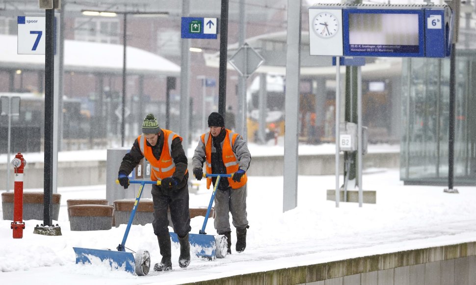 Snygis ir šaltis sutrikdė eismą Vokietijoje bei Nyderlanduose