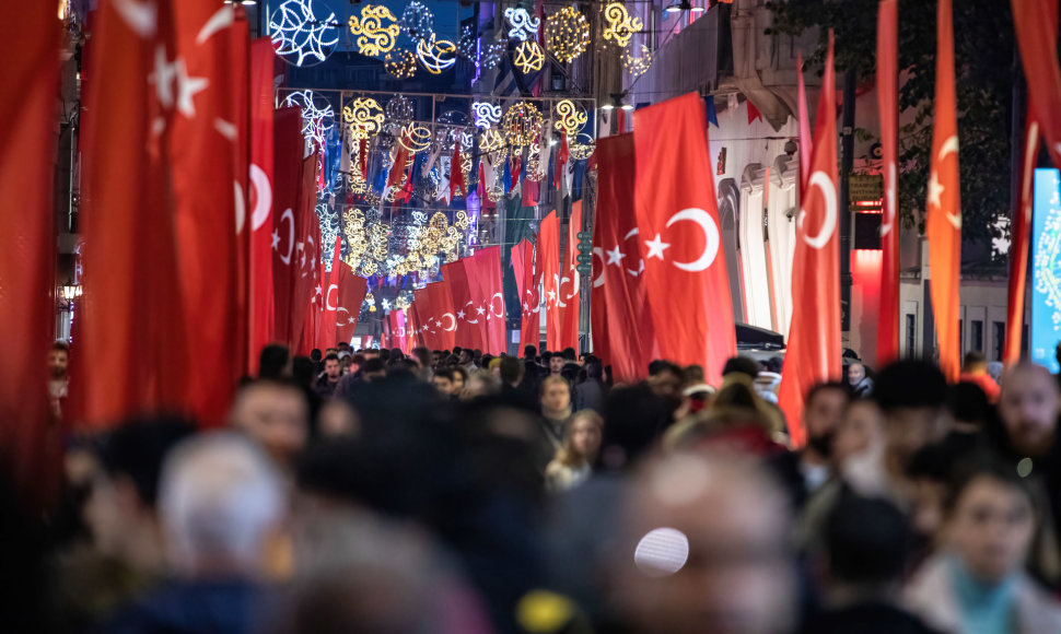 Stambulo Istkalo gatvė papuošta Turkijos vėliavomis sprogimo aukoms pagerbti