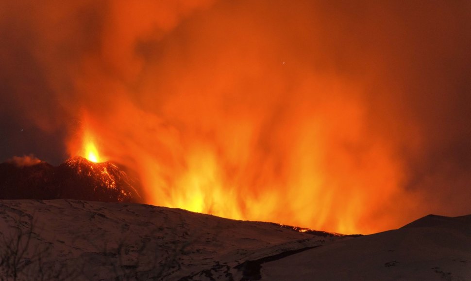 Sicilijoje vėl suaktyvėjo Etnos ugnikalnis