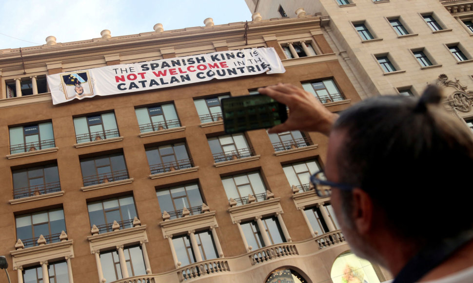 Barselonoje išskleistas prieš karalių nukreiptas plakatas