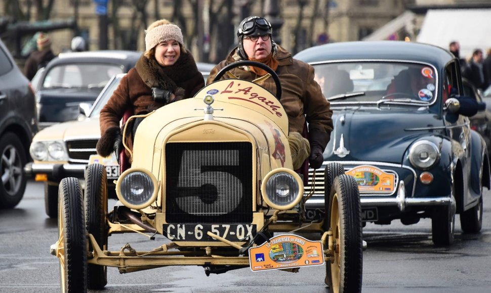 Senoviniai automobiliai Paryžiuje