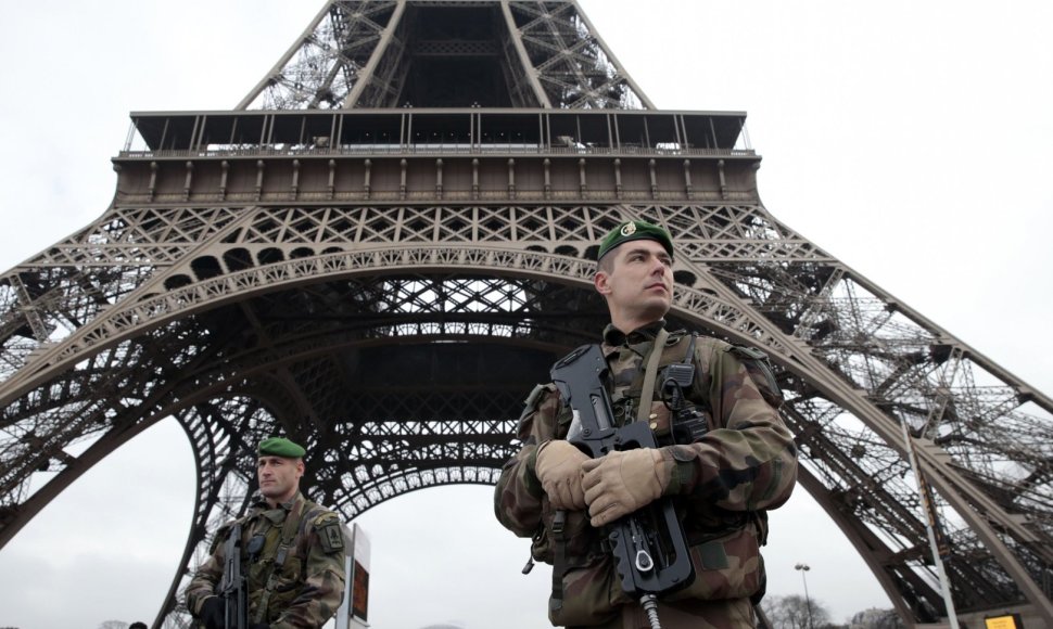 Po žudynių „Charlie Hebdo“ redakcijoje prie Eifelio bokšto sustiprinta apsauga, budi Prancūzijos kariai.