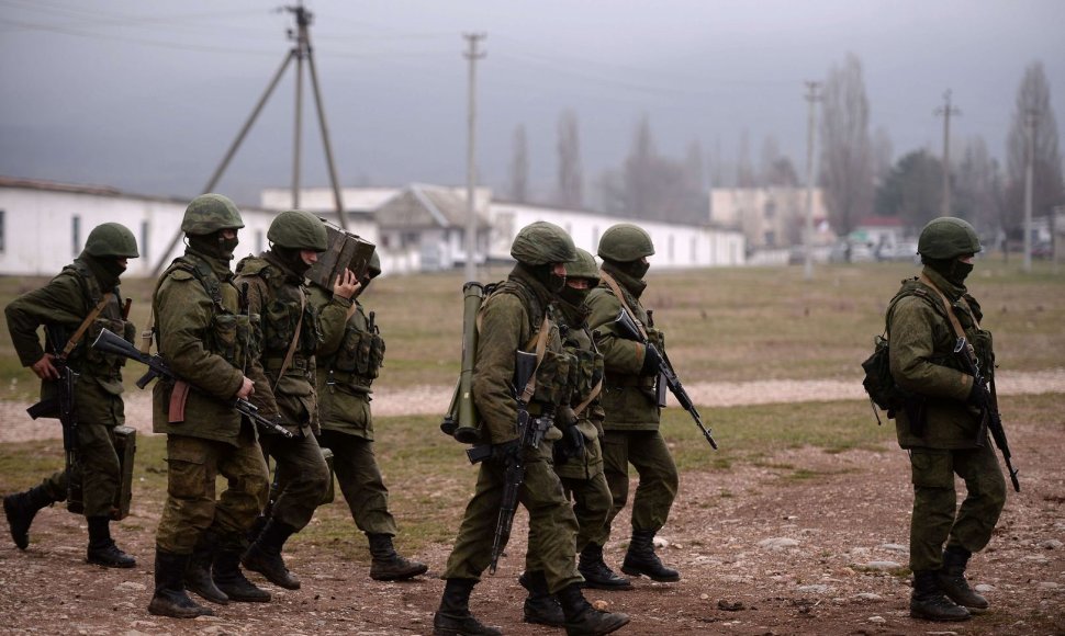 Rusijos kariai prie karinės bazės Perevalnoje, Kryme.