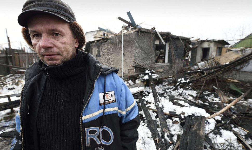 Vyras prie savo namo, kuris sugriuvo per teroristų apšaudymą iš artilerijos.