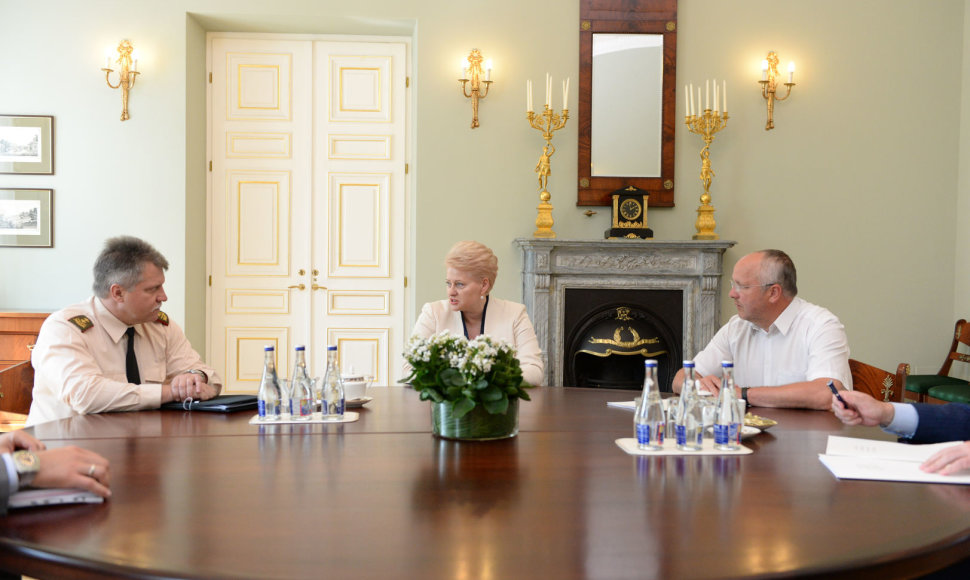 Prezidentė Dalia Grybauskaitė darbo susitikime su krašto apsaugos ministru Juozu Oleku ir naujuoju kariuomenės vadu generolu majoru Vytautu Žuku
