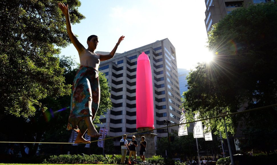 Sidnėjuje ant vieno obelisko užmautas didžiulis rožinis prezervatyvas
