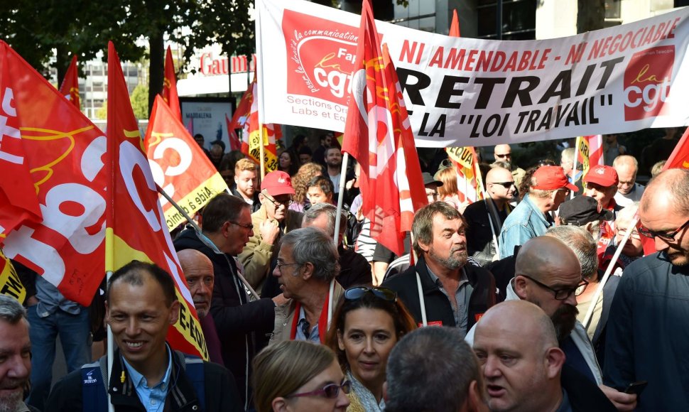 Protestai Prancūzijoje dėl darbo kodekso pataisų 