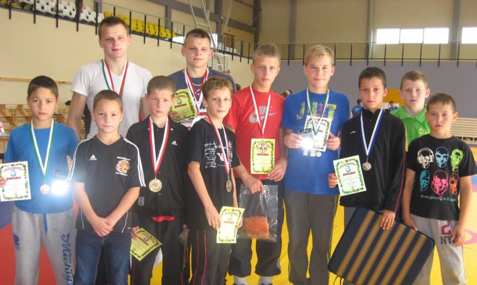 Joniškio imtynininkai su medaliais