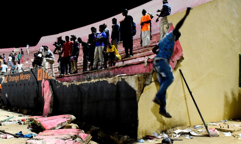 Per riaušes Senegale griuvo futbolo stadiono siena
