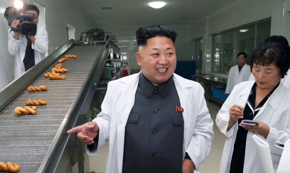 Kim Jong Unas konditerijos gamykloje