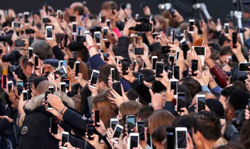 Žmonės telefonais fotografuoja Eliziejaus laukus