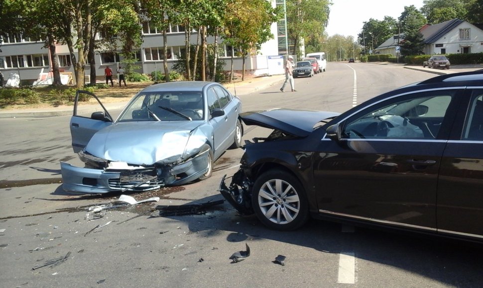 Antradienį apie vidurdienį Panerių ir Vytauto gatvių sankryžoje, Jonavoje, įvyko automobilių avarija.