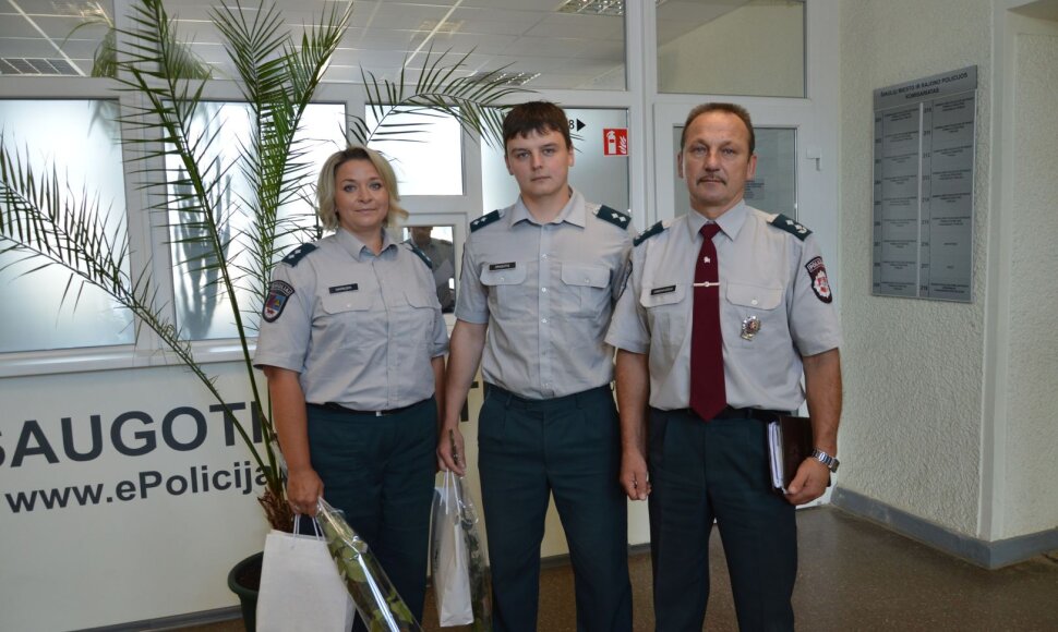 Šiaulių komisariato pareigūnai Inesa Gavrilova, Žilvinas Drąsutis (kairėje) ir viršininko pavaduotojas Vincas Urbonavičius.