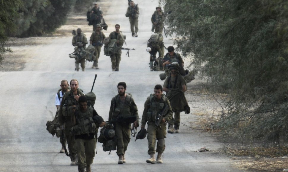 Izrealio kariai prie sienos su Gazos Ruožu