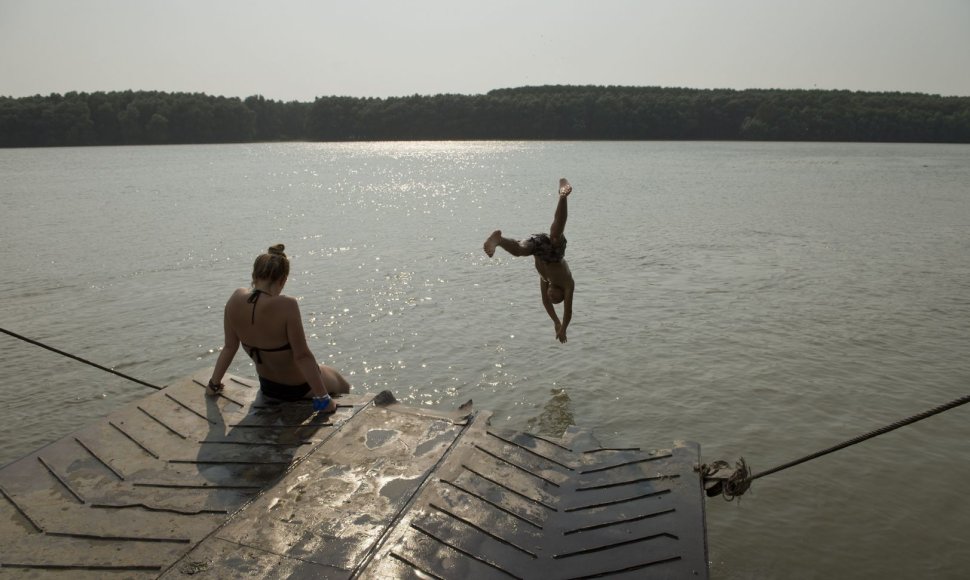 Rumunijoje žmonės karštomis dienomis atgaivos ieškojo prie vandens.