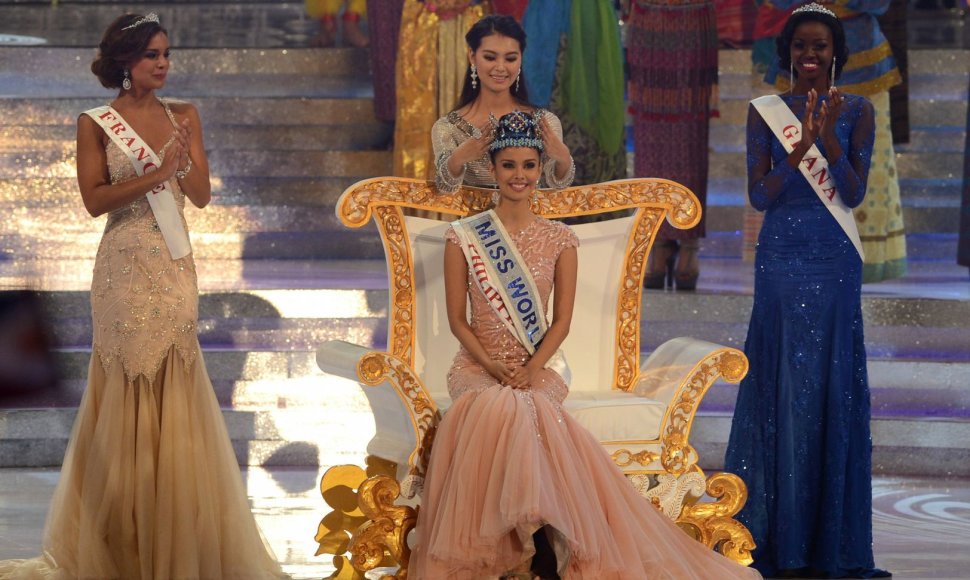 „Mis Pasaulis 2012“ Yu Wenxia perduoda savo regalijas naujajai „Mis Pasaulis“ – Filipinų atstovei Megan Young