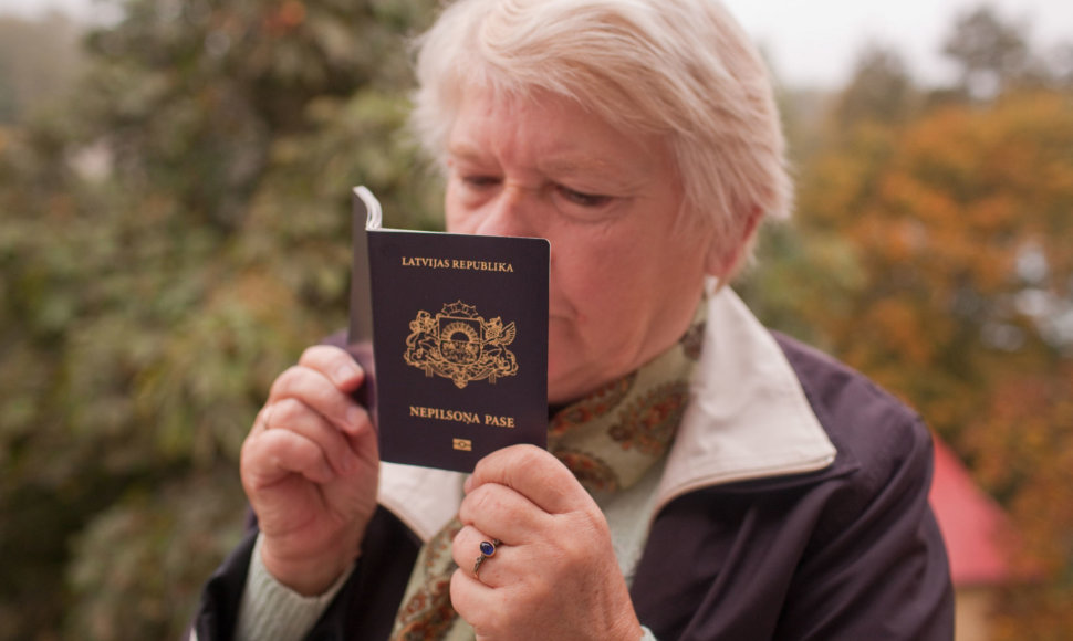 Moteris laiko Latvijos nepiliečio pasą