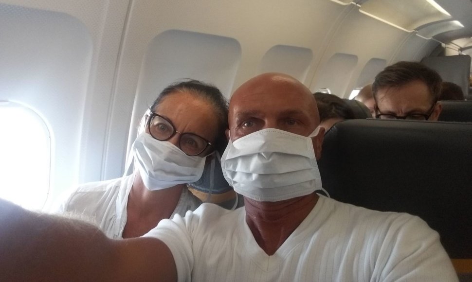 Arminas Lydeka su žmona lėktuve