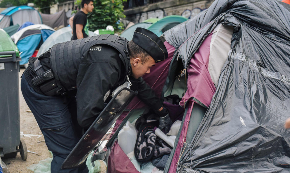 Paryžiaus policija evakuoja žmones iš dar dviejų migrantų stovyklų