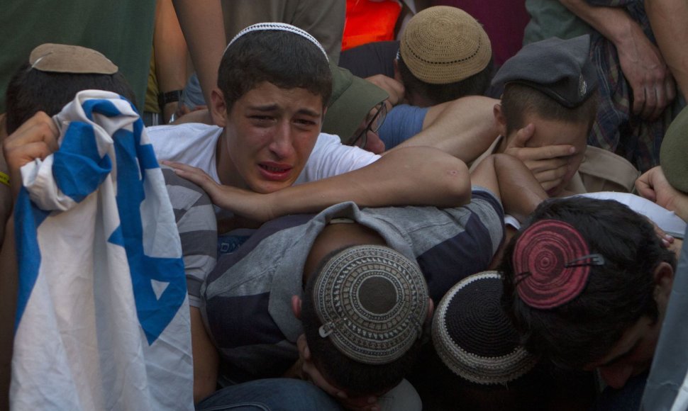 Izraelyje gedima nužudytų trijų jaunuolių