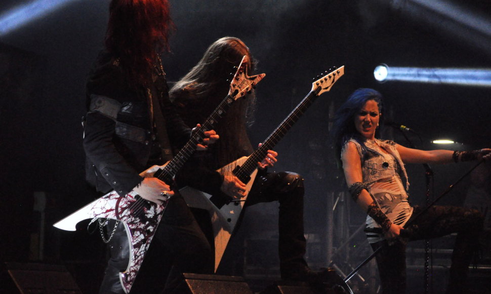 „Arch Enemy“ pasirodymas / Sunkosios muzikos festivalis „Velnio akmuo 2014“ / Pauliaus Krampo nuotr.