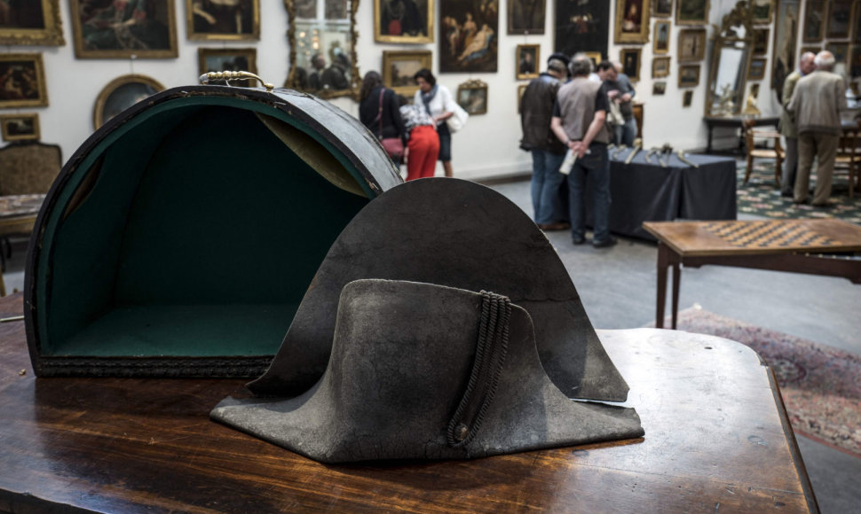 Prancūzijoje parduodama Napoleonui galimai priklausiusi skrybėlė