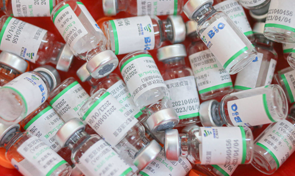 Tušti kiniškos vakcinos nuo koronaviruso buteliukai