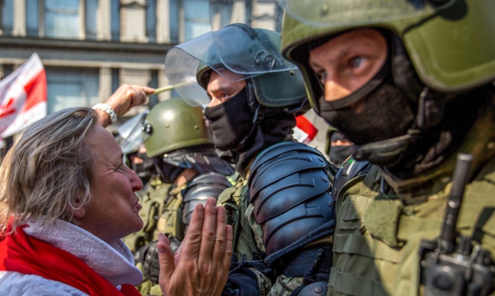 Protestuotoja ir pareigūnai Minske