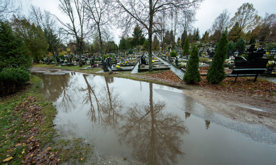 Pasiekti Karveliškių kapines geriausia apsiavus botais ir turint kantrybės