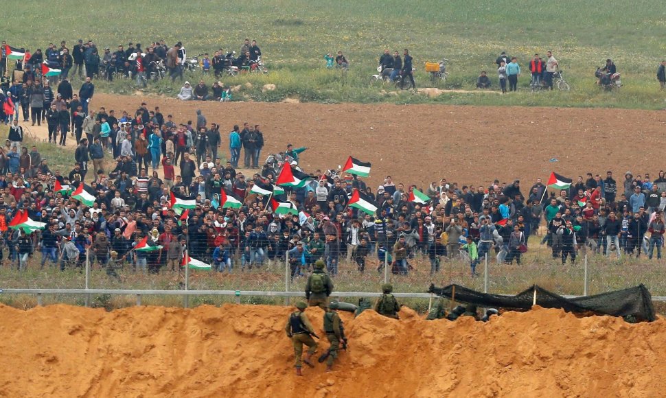Tūkstančiai Gazos Ruožo gyventojų dalyvauja proteste prie Izraelio sienos
