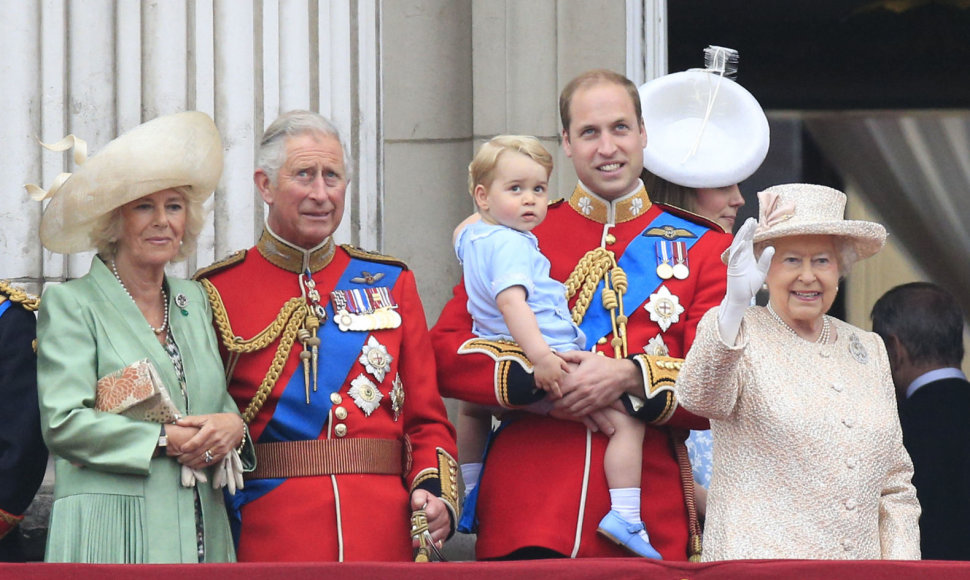 Kornvalio hercogienė Camilla, princas Charlesas, princas Williamas su sūnumi George'u ir karalienė Elizabeth II (2015 m.)