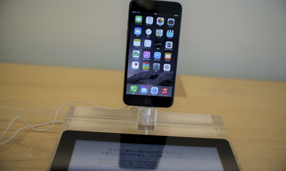„Apple“ pradėjo prekybą išmaniaisiais telefonais „iPhone 6“ ir „iPhone 6 Plus“