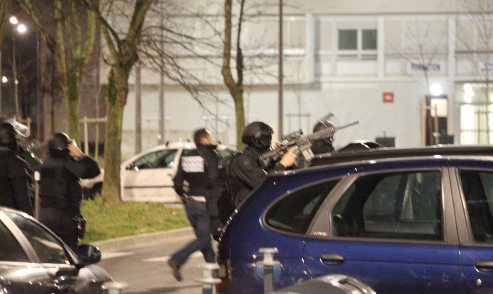 Prancūzijos policijos reidas ieškant „Charlie Hebdo“ redakcijos užpuolikų.