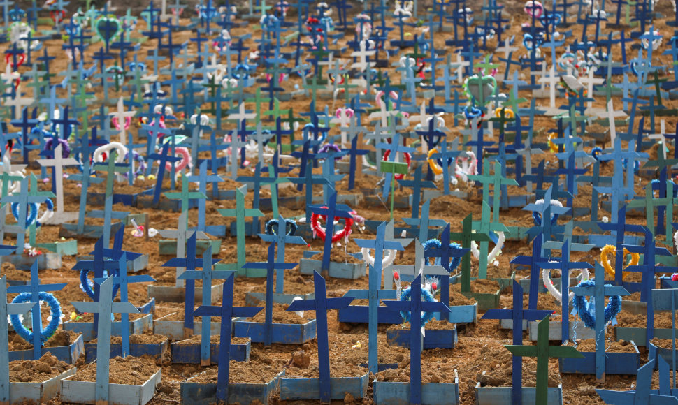 Koronaviruso aukų kapai Brazilijoje