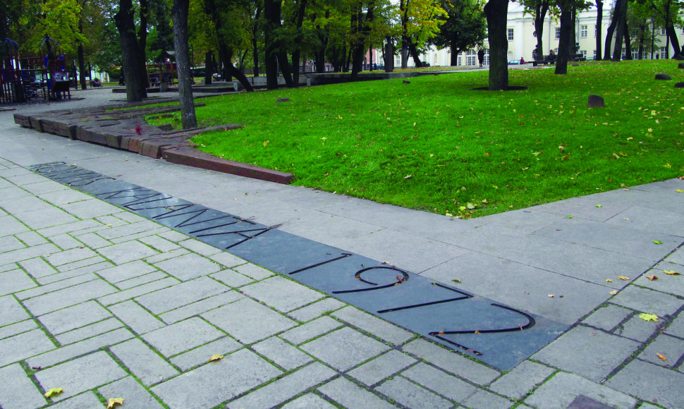 2002 m. R.Kalantos žūties vietoje atidengtas paminklas „Aukos laukas“ ir įrašas grindinyje: „Romas Kalanta 1972“ (skulpt. R.Antinis, arch. S.Juškys). Kaunas, 2013 m. 