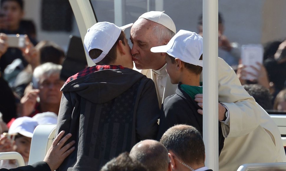 Popiežius Pranciškus su vaikais 