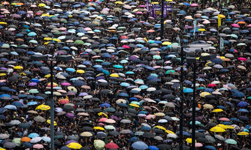 Į Honkongo gatves išėjo tūkstančiai protestuotojų