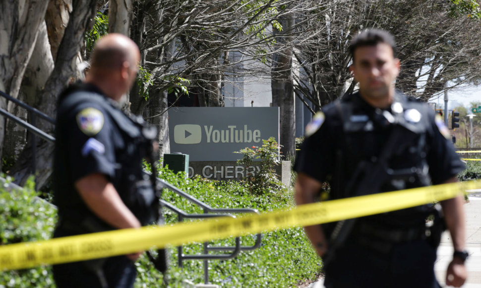 Policijos pareigūnai apsupo „Youtube“ biurą