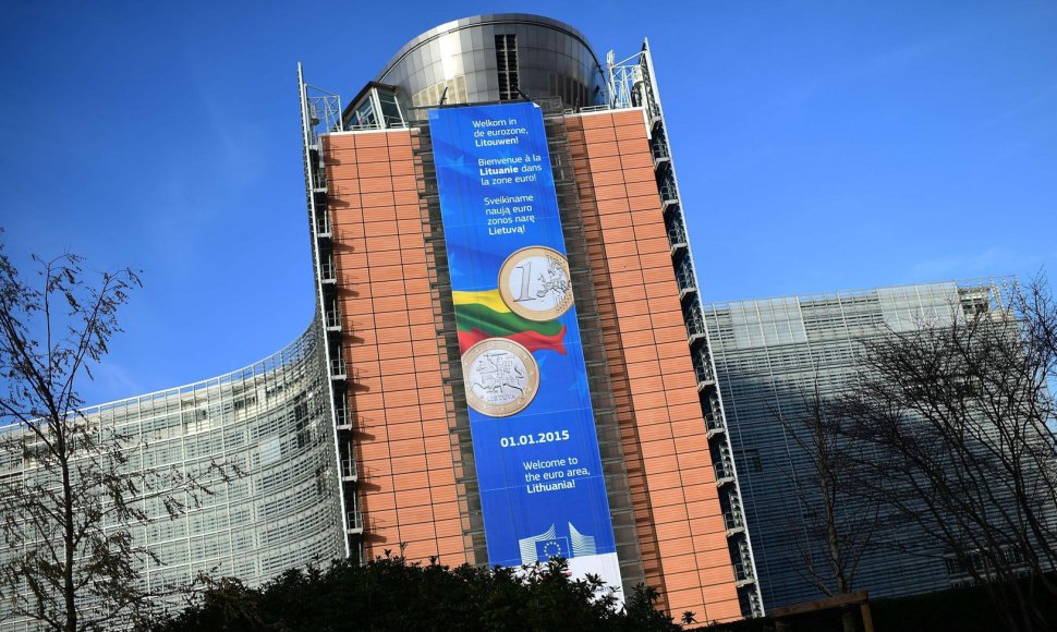 Lietuvą sveikinantis transparantas Briuselyje