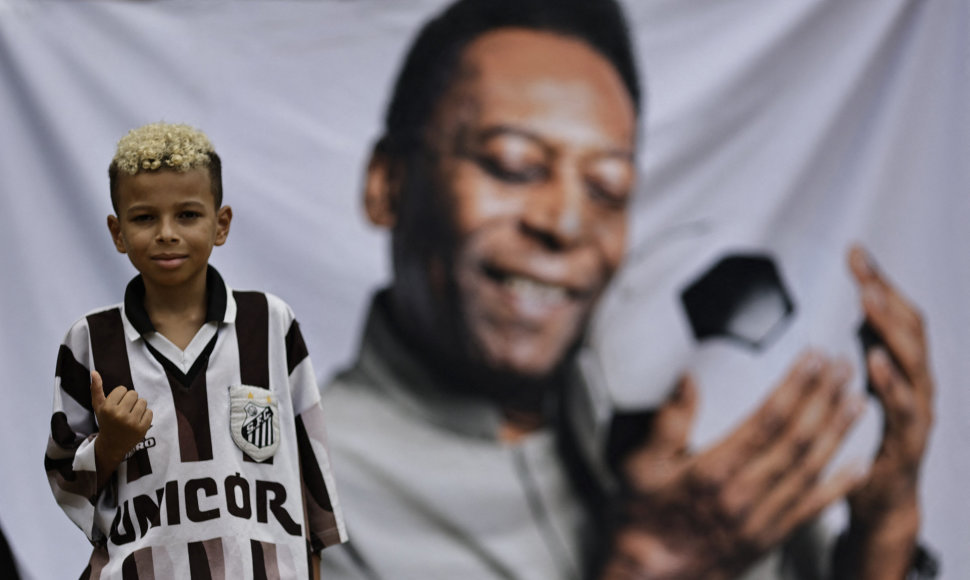 Brazilai „Vila Belmiro“ stadione ateina pagerbti šalies futbolo legendos Pele.