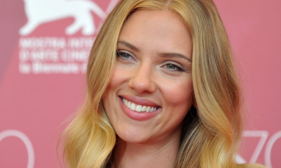 Tobula moteris anot moterų turėtų turėti Scarlett Johansson lūpas
