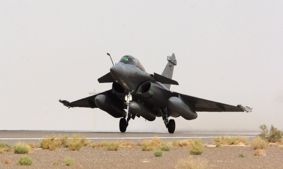 Prancūzijos naikintuvas „Rafale“ kyla į misiją virš Sirijos.