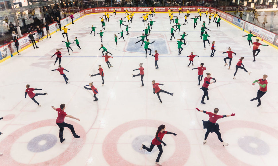 Ant ledo 73 čiuožėjai siekė rekordo.