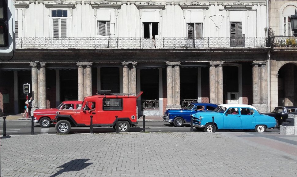 Štai taip atrodo automobiliai, kuriais važinėjasi vietiniai Kuboje