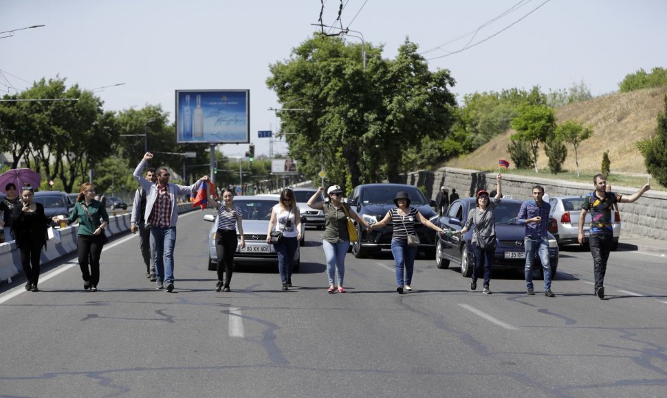 Armėnijos opozicijos šalininkai blokuoja eismą Jerevane