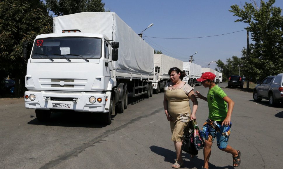 Rusijos „humanitarinės pagalbos“ sunkvežimiai be leidimo įvažiavo į Ukrainos teritoriją.