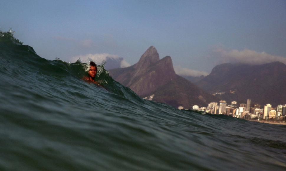 Besimaudantis berniukas, pagautas bangos Rio de Žaneire
